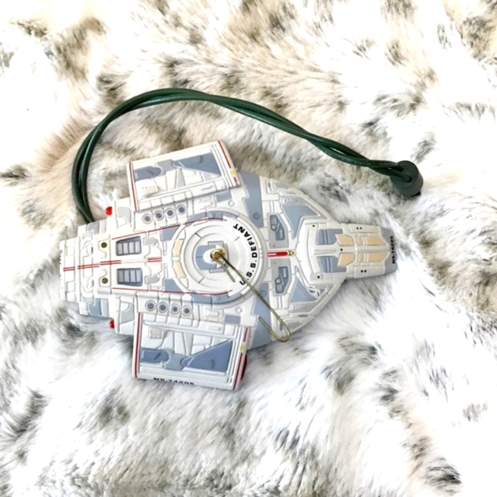 HALLMARK Keepsake Ornament Star Trek Defiant